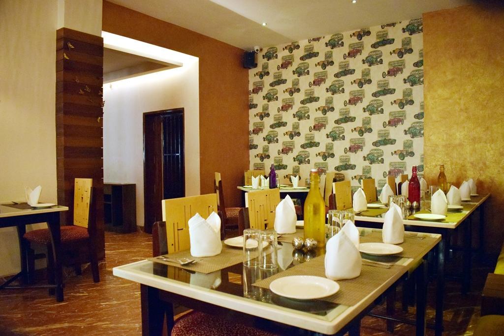 Hotel Hari Vilaas Varanasi Exterior photo