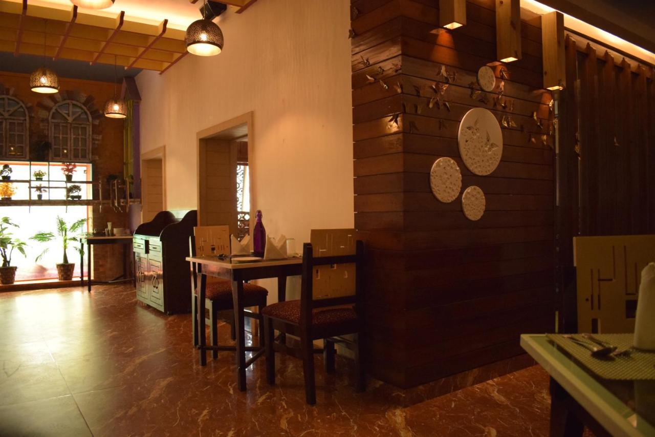 Hotel Hari Vilaas Varanasi Exterior photo