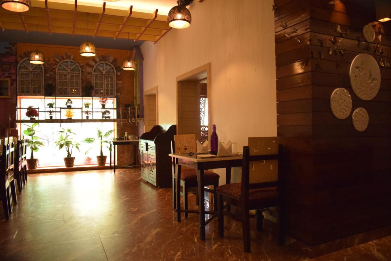 Hotel Hari Vilaas Varanasi Exterior photo
